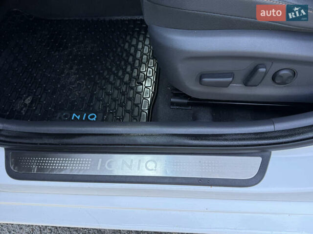 Білий Хендай Ioniq, об'ємом двигуна 0 л та пробігом 77 тис. км за 12799 $, фото 67 на Automoto.ua
