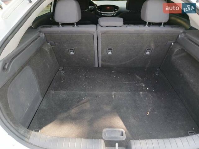 Білий Хендай Ioniq, об'ємом двигуна 0 л та пробігом 200 тис. км за 11500 $, фото 16 на Automoto.ua