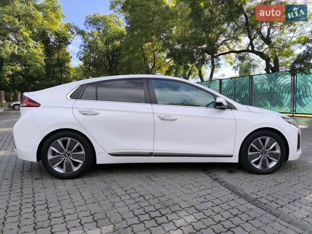 Хендай Ioniq 2017 в Одессе на Automoto.ua Белый Хендай Ioniq, объемом двигателя 1.6 л и пробегом 92 тыс. км за 12888 $, фото 12 на Automoto.ua