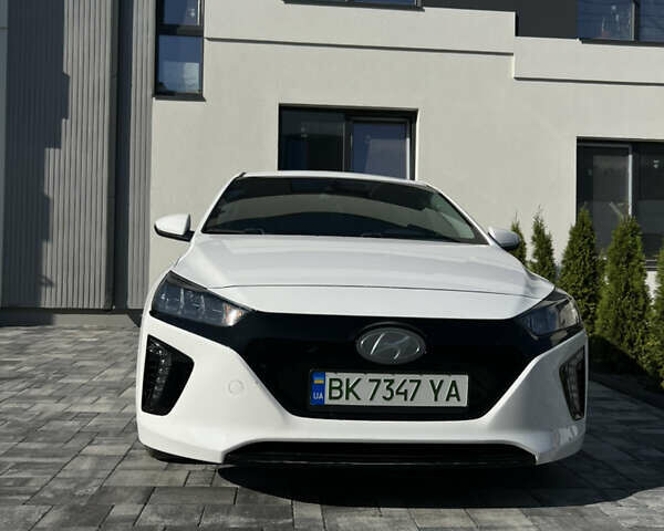 Белый Хендай Ioniq, объемом двигателя 0 л и пробегом 150 тыс. км за 11900 $, фото 18 на Automoto.ua