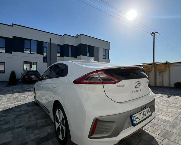 Белый Хендай Ioniq, объемом двигателя 0 л и пробегом 150 тыс. км за 11900 $, фото 25 на Automoto.ua