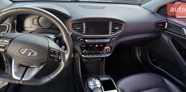 Хендай Ioniq 2017 в Кривом Роге на Automoto.ua Белый Хендай Ioniq, объемом двигателя 0 л и пробегом 69 тыс. км за 15900 $, фото 23 на Automoto.ua