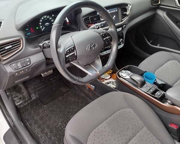 Білий Хендай Ioniq, об'ємом двигуна 0 л та пробігом 141 тис. км за 12000 $, фото 7 на Automoto.ua