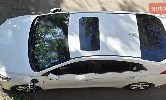 Хендай Ioniq 2017 в Кривом Роге на Automoto.ua Белый Хендай Ioniq, объемом двигателя 0 л и пробегом 69 тыс. км за 15900 $, фото 6 на Automoto.ua