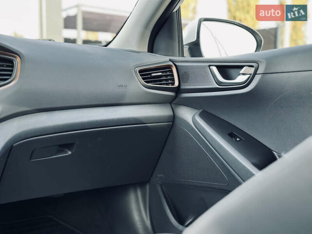 Белый Хендай Ioniq, объемом двигателя 0 л и пробегом 186 тыс. км за 12500 $, фото 35 на Automoto.ua