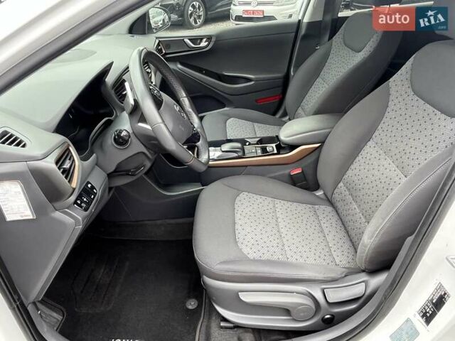 Білий Хендай Ioniq, об'ємом двигуна 0 л та пробігом 96 тис. км за 12599 $, фото 8 на Automoto.ua
