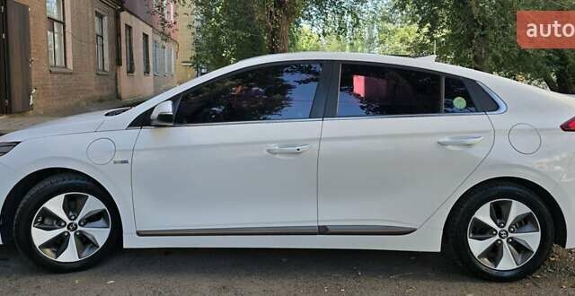 Хендай Ioniq 2017 в Кривом Роге на Automoto.ua Белый Хендай Ioniq, объемом двигателя 0 л и пробегом 69 тыс. км за 15900 $, фото 4 на Automoto.ua