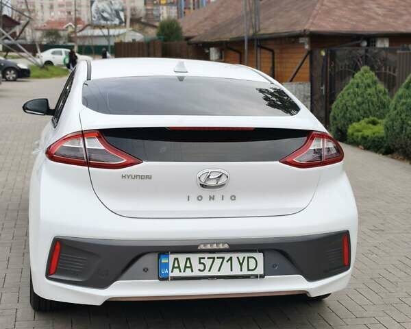 Белый Хендай Ioniq, объемом двигателя 0 л и пробегом 142 тыс. км за 13300 $, фото 2 на Automoto.ua