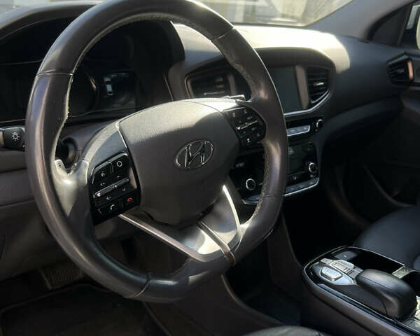 Белый Хендай Ioniq, объемом двигателя 0 л и пробегом 150 тыс. км за 11900 $, фото 5 на Automoto.ua