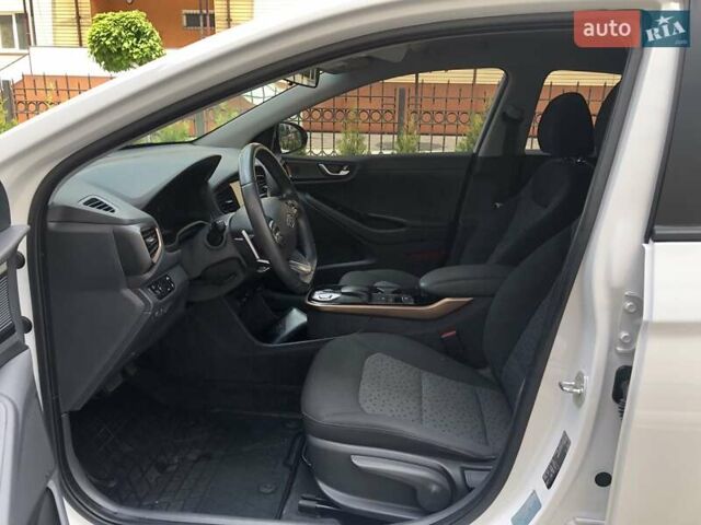 Белый Хендай Ioniq, объемом двигателя 0 л и пробегом 94 тыс. км за 18999 $, фото 17 на Automoto.ua