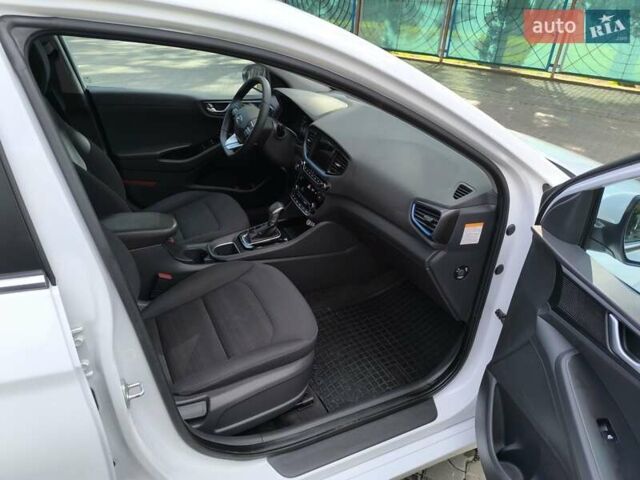 Хендай Ioniq 2017 в Одессе на Automoto.ua Белый Хендай Ioniq, объемом двигателя 1.6 л и пробегом 92 тыс. км за 12888 $, фото 19 на Automoto.ua