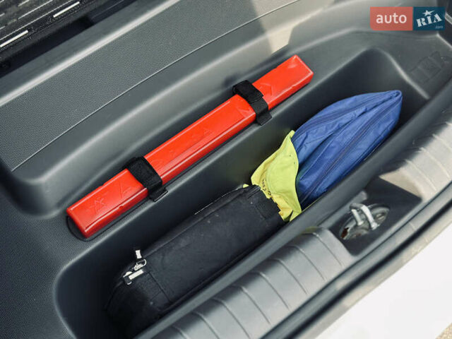 Белый Хендай Ioniq, объемом двигателя 0 л и пробегом 186 тыс. км за 12500 $, фото 14 на Automoto.ua