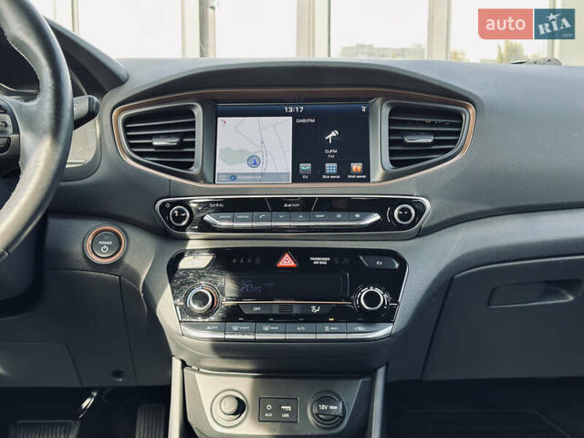 Белый Хендай Ioniq, объемом двигателя 0 л и пробегом 186 тыс. км за 12500 $, фото 34 на Automoto.ua