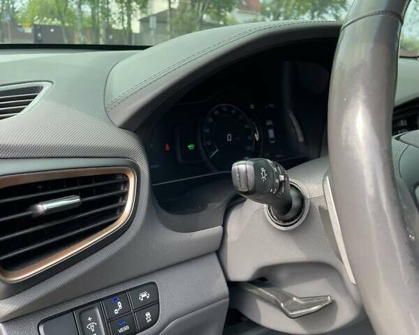 Белый Хендай Ioniq, объемом двигателя 0 л и пробегом 102 тыс. км за 13000 $, фото 34 на Automoto.ua