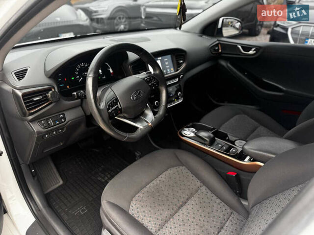 Белый Хендай Ioniq, объемом двигателя 0 л и пробегом 119 тыс. км за 10500 $, фото 6 на Automoto.ua