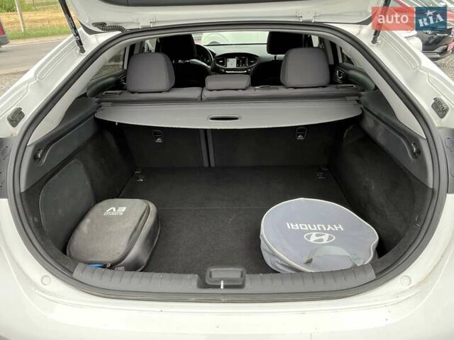 Білий Хендай Ioniq, об'ємом двигуна 0 л та пробігом 96 тис. км за 12599 $, фото 18 на Automoto.ua