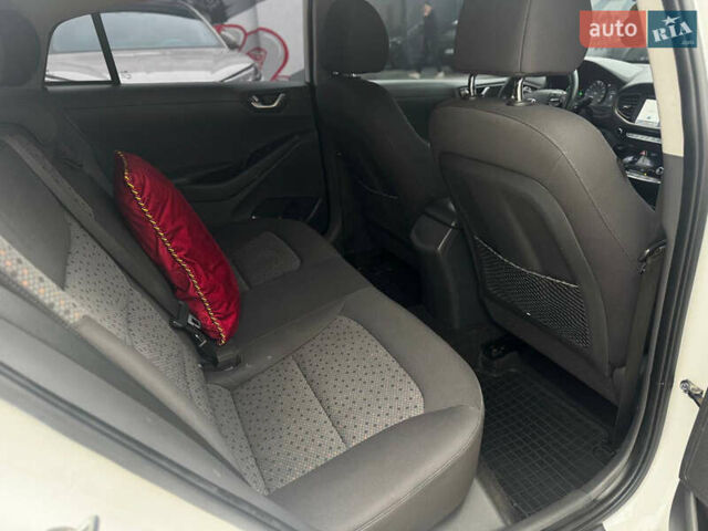 Белый Хендай Ioniq, объемом двигателя 0 л и пробегом 119 тыс. км за 10500 $, фото 13 на Automoto.ua