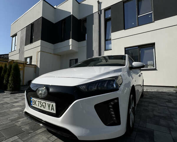 Белый Хендай Ioniq, объемом двигателя 0 л и пробегом 150 тыс. км за 11900 $, фото 19 на Automoto.ua