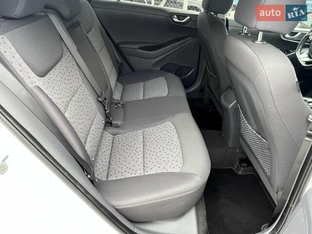 Білий Хендай Ioniq, об'ємом двигуна 0 л та пробігом 96 тис. км за 12599 $, фото 16 на Automoto.ua