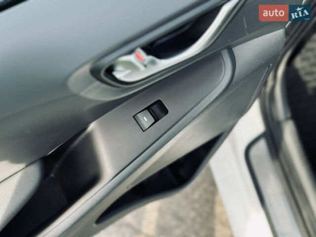 Белый Хендай Ioniq, объемом двигателя 0 л и пробегом 186 тыс. км за 12500 $, фото 17 на Automoto.ua