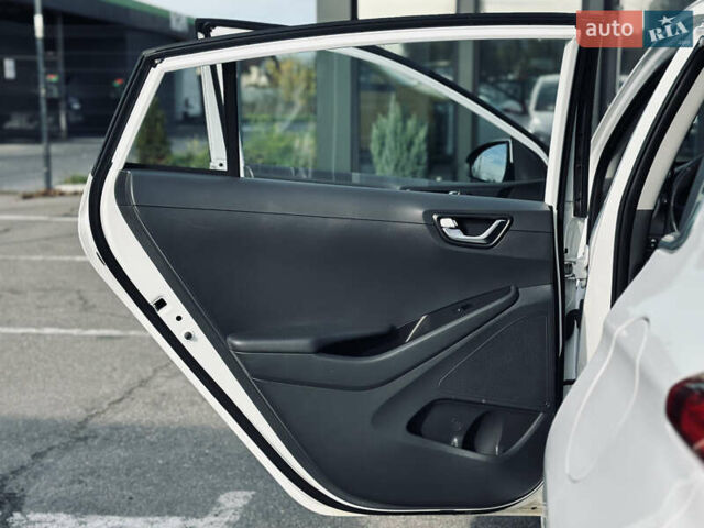 Белый Хендай Ioniq, объемом двигателя 0 л и пробегом 186 тыс. км за 12500 $, фото 16 на Automoto.ua