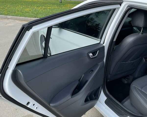 Белый Хендай Ioniq, объемом двигателя 0 л и пробегом 102 тыс. км за 13000 $, фото 14 на Automoto.ua