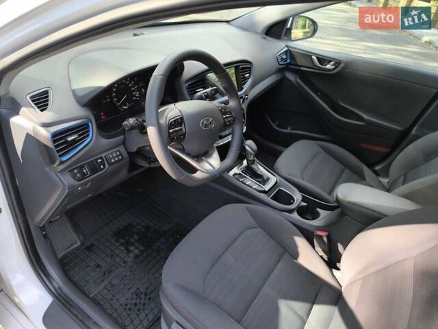 Хендай Ioniq 2017 в Одессе на Automoto.ua Белый Хендай Ioniq, объемом двигателя 1.6 л и пробегом 92 тыс. км за 12888 $, фото 18 на Automoto.ua