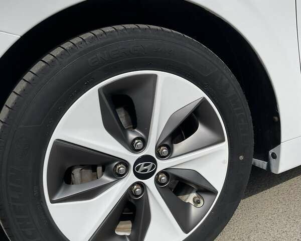 Белый Хендай Ioniq, объемом двигателя 0 л и пробегом 102 тыс. км за 13000 $, фото 39 на Automoto.ua