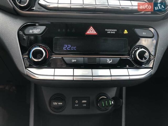 Белый Хендай Ioniq, объемом двигателя 0 л и пробегом 94 тыс. км за 18999 $, фото 5 на Automoto.ua