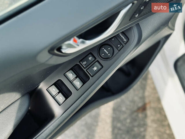 Белый Хендай Ioniq, объемом двигателя 0 л и пробегом 186 тыс. км за 12500 $, фото 25 на Automoto.ua