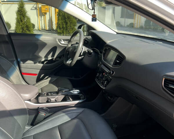 Белый Хендай Ioniq, объемом двигателя 0 л и пробегом 150 тыс. км за 11900 $, фото 6 на Automoto.ua