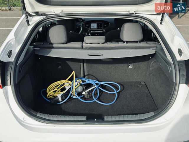 Белый Хендай Ioniq, объемом двигателя 0 л и пробегом 186 тыс. км за 12500 $, фото 13 на Automoto.ua