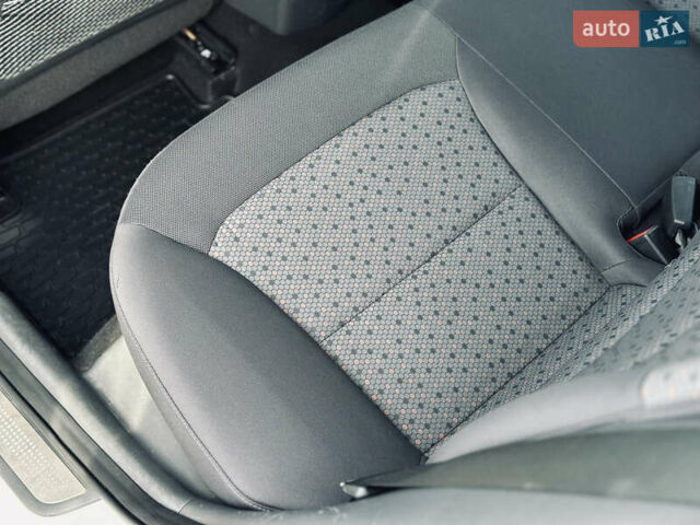 Белый Хендай Ioniq, объемом двигателя 0 л и пробегом 186 тыс. км за 12500 $, фото 19 на Automoto.ua