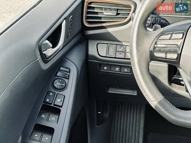 Белый Хендай Ioniq, объемом двигателя 0 л и пробегом 186 тыс. км за 12500 $, фото 48 на Automoto.ua