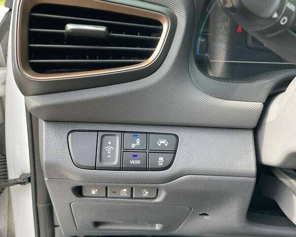 Белый Хендай Ioniq, объемом двигателя 0 л и пробегом 102 тыс. км за 13000 $, фото 18 на Automoto.ua