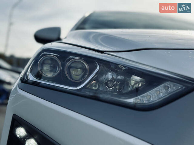 Белый Хендай Ioniq, объемом двигателя 0 л и пробегом 186 тыс. км за 12500 $, фото 6 на Automoto.ua