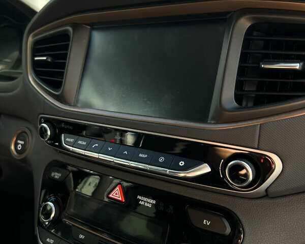 Белый Хендай Ioniq, объемом двигателя 0 л и пробегом 150 тыс. км за 11900 $, фото 20 на Automoto.ua