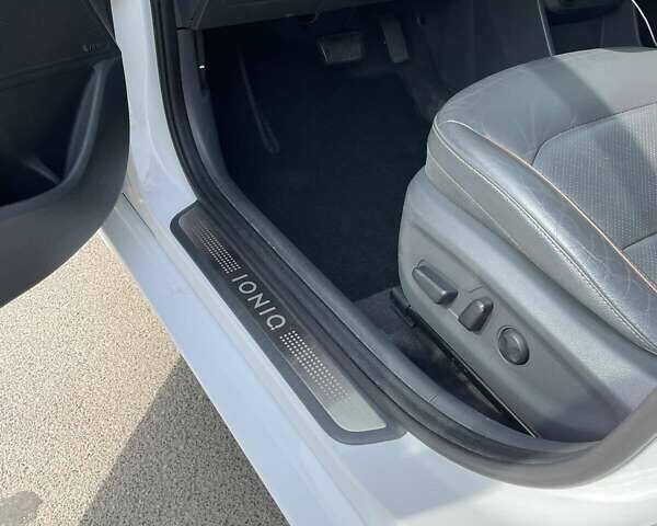 Белый Хендай Ioniq, объемом двигателя 0 л и пробегом 102 тыс. км за 13000 $, фото 38 на Automoto.ua