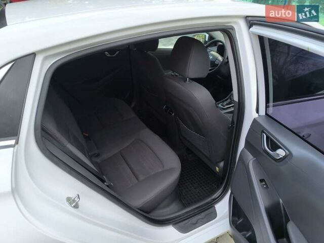 Хендай Ioniq 2017 в Одессе на Automoto.ua Белый Хендай Ioniq, объемом двигателя 1.6 л и пробегом 92 тыс. км за 12888 $, фото 23 на Automoto.ua