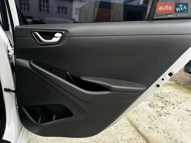 Белый Хендай Ioniq, объемом двигателя 0 л и пробегом 118 тыс. км за 10750 $, фото 9 на Automoto.ua