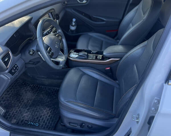 Білий Хендай Ioniq, об'ємом двигуна 0 л та пробігом 118 тис. км за 12999 $, фото 9 на Automoto.ua