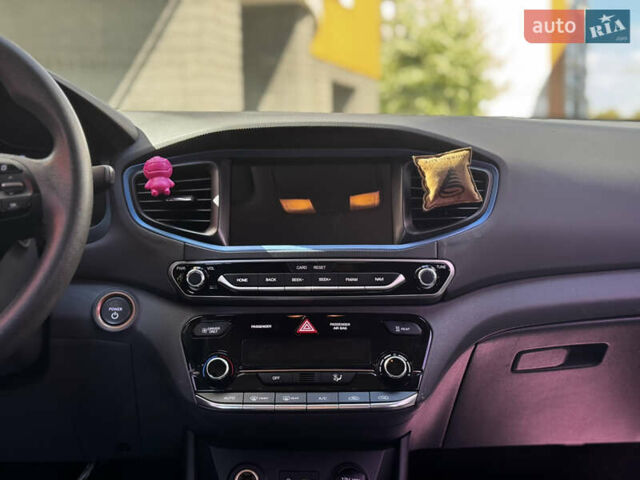 Белый Хендай Ioniq, объемом двигателя 0 л и пробегом 60 тыс. км за 13800 $, фото 36 на Automoto.ua