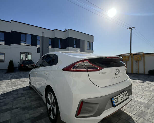 Белый Хендай Ioniq, объемом двигателя 0 л и пробегом 150 тыс. км за 11900 $, фото 10 на Automoto.ua