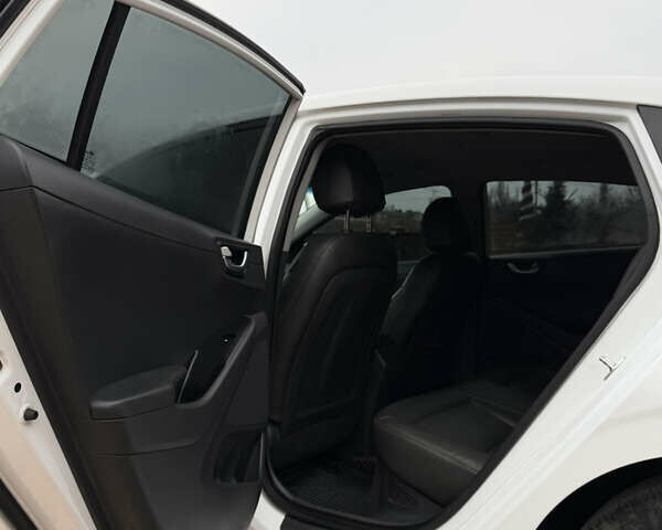 Белый Хендай Ioniq, объемом двигателя 1.58 л и пробегом 164 тыс. км за 14300 $, фото 24 на Automoto.ua