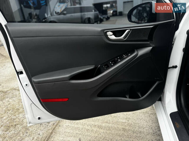 Белый Хендай Ioniq, объемом двигателя 0 л и пробегом 118 тыс. км за 10750 $, фото 12 на Automoto.ua