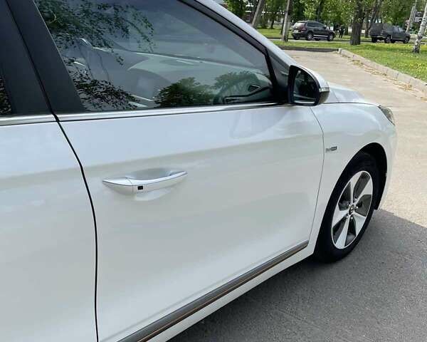 Белый Хендай Ioniq, объемом двигателя 0 л и пробегом 102 тыс. км за 13000 $, фото 37 на Automoto.ua