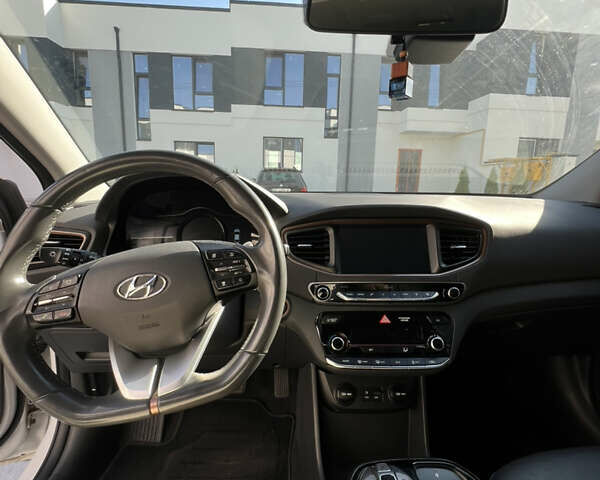 Белый Хендай Ioniq, объемом двигателя 0 л и пробегом 150 тыс. км за 11900 $, фото 4 на Automoto.ua