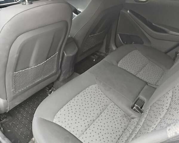 Білий Хендай Ioniq, об'ємом двигуна 0 л та пробігом 141 тис. км за 12000 $, фото 1 на Automoto.ua