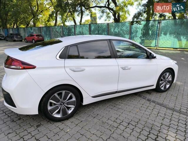 Хендай Ioniq 2017 в Одессе на Automoto.ua Белый Хендай Ioniq, объемом двигателя 1.6 л и пробегом 92 тыс. км за 12888 $, фото 4 на Automoto.ua