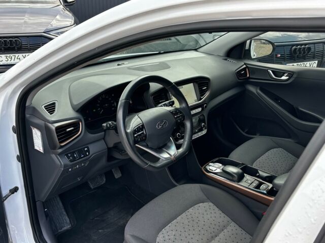 Белый Хендай Ioniq, объемом двигателя 0 л и пробегом 93 тыс. км за 12650 $, фото 21 на Automoto.ua
